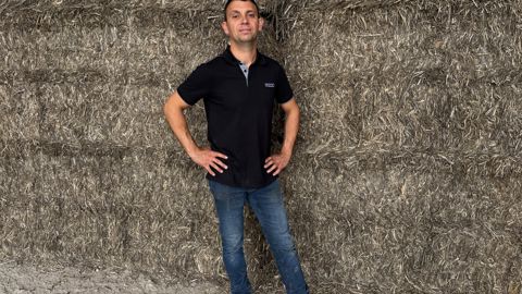 Adrien Breton stocke son chanvre en balles pressées dans son bâtiment de 1800m2 , en attendant sa collecte par Gatichanvre.